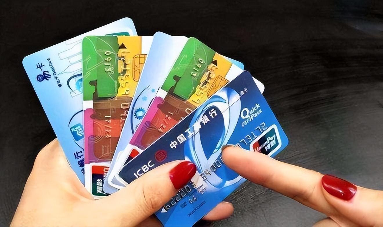 为什么银行的人，天天追着让你办信用卡？沈阳信用卡提现垫还四个原因告诉你答案！